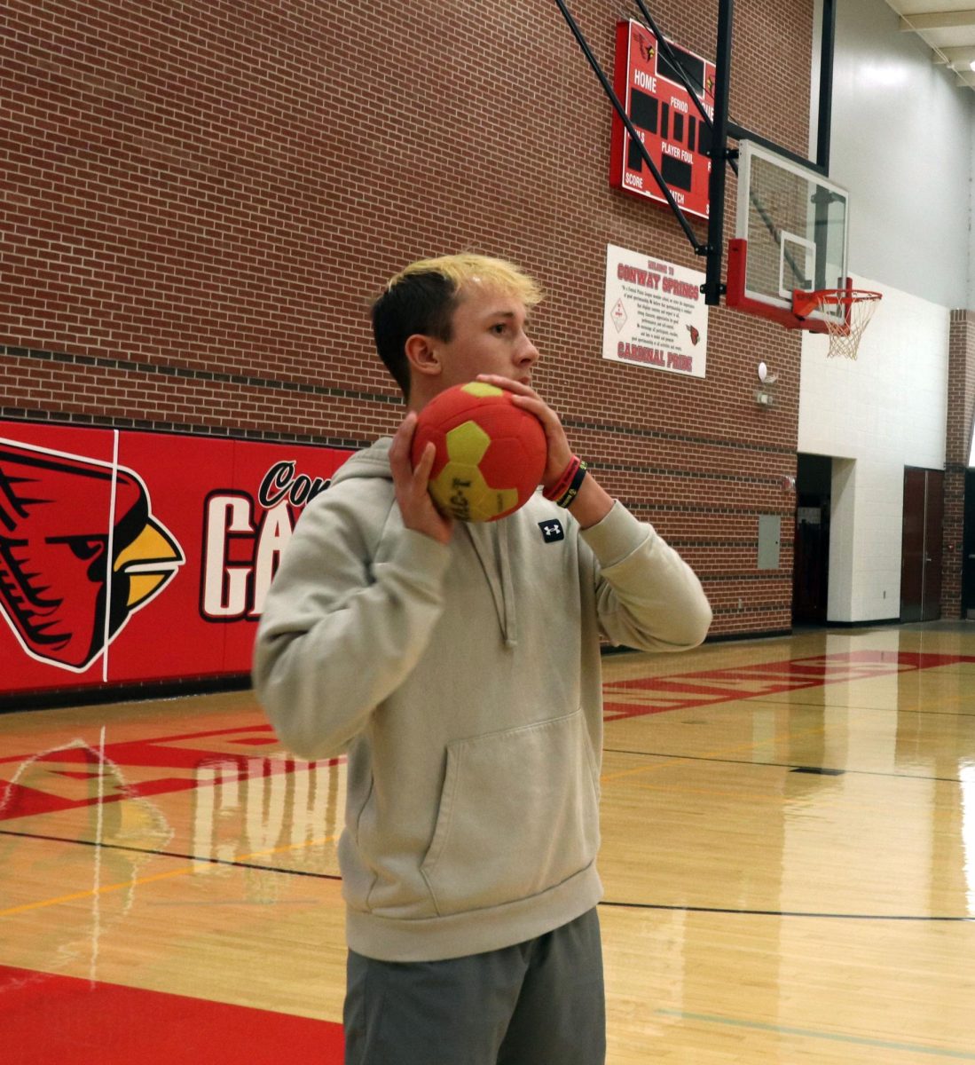 During a game of handball senior Eli Howard looks for someone to throw the ball to. This was during 6th hour Lifetime Sports class.